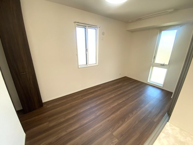 プレミア西条中央Ｂ棟の洋室