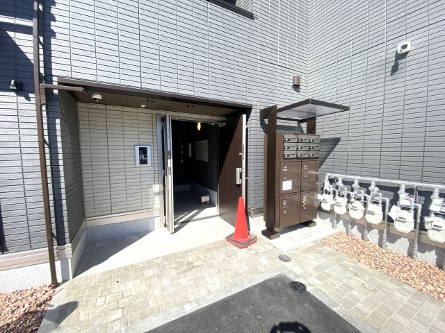 プレミア西条中央Ｂ棟のエントランス