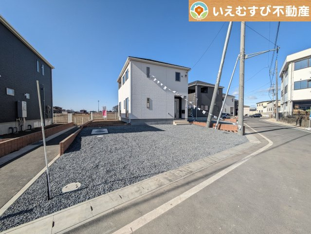 Cradle garden　太田市下田島町第5の駐車場|並列3台駐車可能なゆとりのカースペース
複数台車をお持ちでも、お友達が遊びに来てもゆとりの駐車スペース！