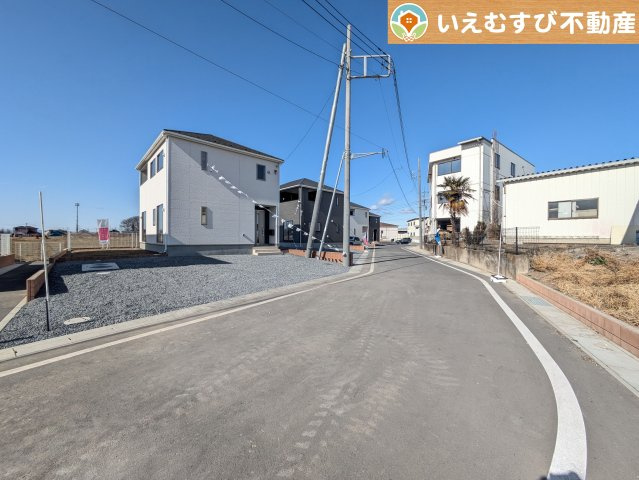 Cradle garden　太田市下田島町第5の前面道路含む現地写真|安心の広々6ｍ前面道路
6ｍの前面道路はお車の駐車が楽々！すれ違える広さが確保されています♪