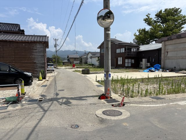 輪島市　売土地の前面道路含む現地写真