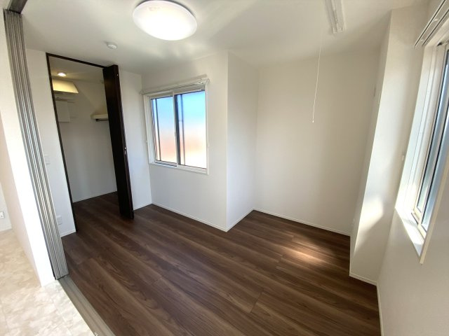 プレミア西条中央Ｂ棟の洋室