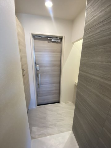 プレミア西条中央Ｂ棟の玄関