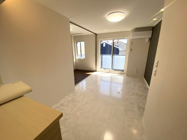 プレミア西条中央Ｂ棟の居間・リビング