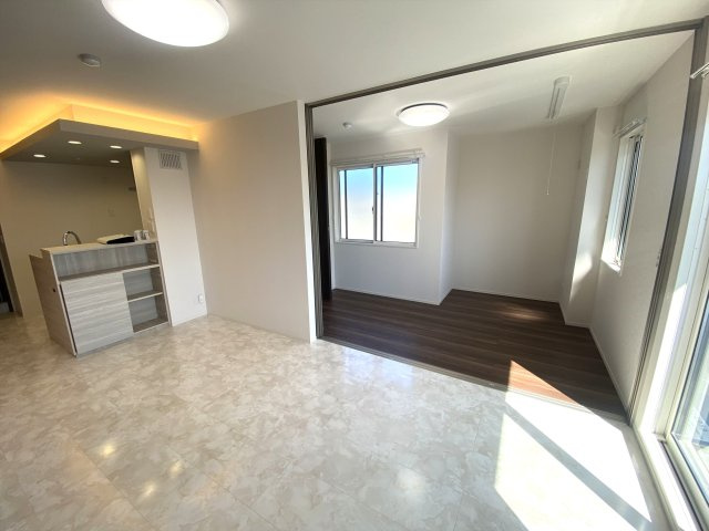 プレミア西条中央Ｂ棟の居間・リビング