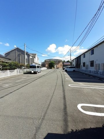 プラティークレジデンスＢの駐車場