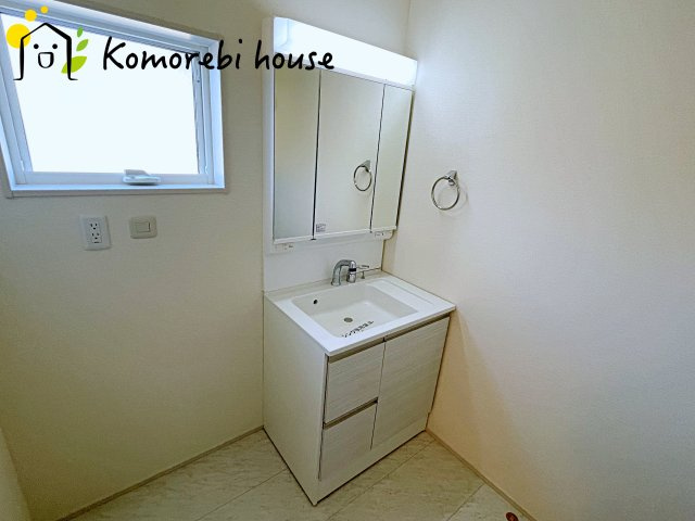 鴻巣市松原　新築一戸建て　リーブルガーデン　04の独立洗面台|独立洗面台あり、毎朝おしゃれに忙しい女性の方におすすめです