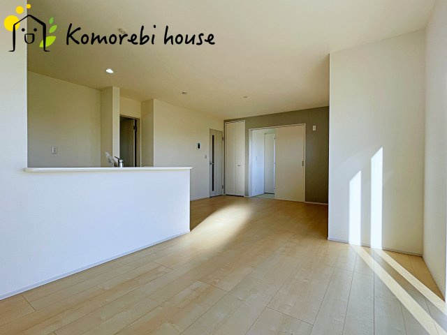 鴻巣市松原　新築一戸建て　リーブルガーデン　04の居間・リビング|横長LDKは家具配置も自由で開放感あり。家族のライフスタイルに合わせた快適な暮らしを叶えます。