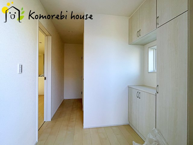 鴻巣市松原　新築一戸建て　リーブルガーデン　04の玄関|明るい玄関です
