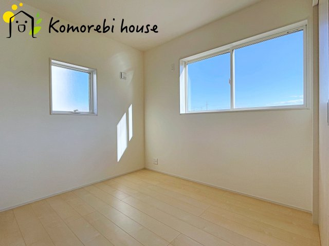 鴻巣市松原　新築一戸建て　リーブルガーデン　05の寝室|広くて明るい寝室