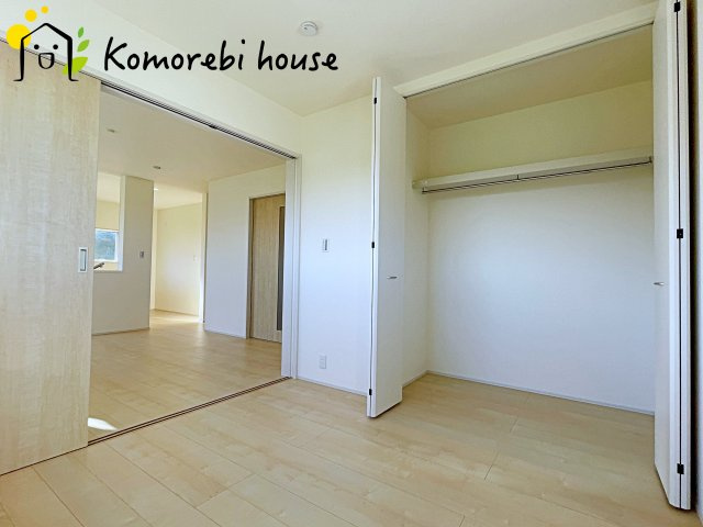 鴻巣市松原　新築一戸建て　リーブルガーデン　05の寝室|広くて明るい寝室