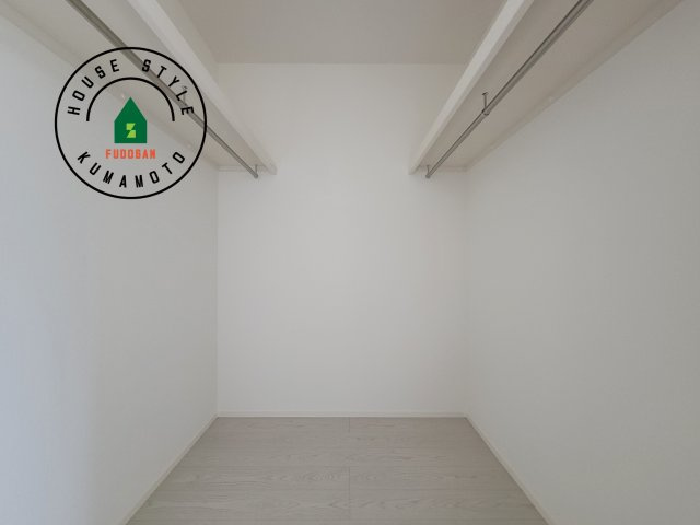 菊池市隈府第1‐2棟（2号棟）の内観：施工例|洋服や大きな荷物が多い方や人数の多いご家族などは、一般的なクローゼットよりもウォークインクローゼットのほうが使い勝手が良いです。