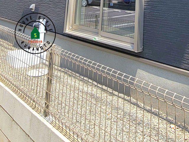 菊池市隈府第1‐2棟（2号棟）の外観：施工例|風をしっかりと感じられるバルコニーでは、毎日が洗濯日和です。広々としているので洗濯も楽しくなるでしょうし、気分転換にバルコニーからの眺めを楽しむのもいいでしょう。