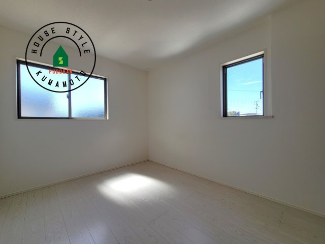 菊池市隈府第1‐2棟（2号棟）の内観：施工例|柔らかい陽光が差し込む明るいお部屋を演出する設計。彩光の取れる窓が気持ちの良いお部屋を創り上げます。