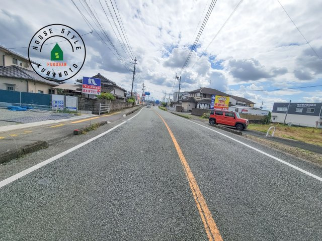 菊池市隈府第1‐2棟（2号棟）の前面道路含む現地写真|前面道路は閑静な住宅地をはしる車通りの少ない道路。お車の出し入れが苦手なママや小さなお子様にも安心ですね。しっかり舗装もされているので、ベビーカーや自転車で通っても快適に通行できます。