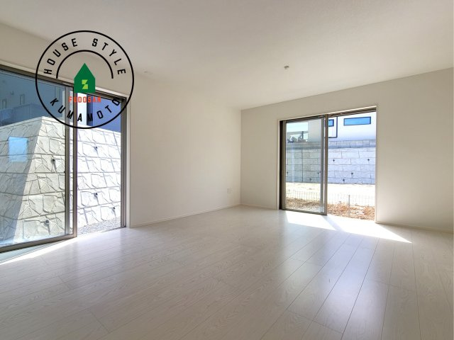 菊池市隈府第1‐2棟（2号棟）の内観：施工例|ご家族を近くに感じられる対面キッチンのLDK。会話もはずみそうですね。