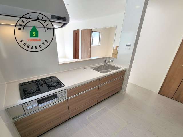 菊池市隈府第1‐2棟（2号棟）の内観：施工例|ダイニングテーブルへの配膳がラクラク、お料理はかどるカウンター付きシステムキッチン！