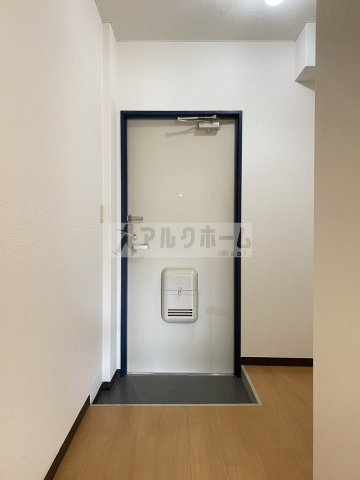 OMレジデンス柏原2の玄関