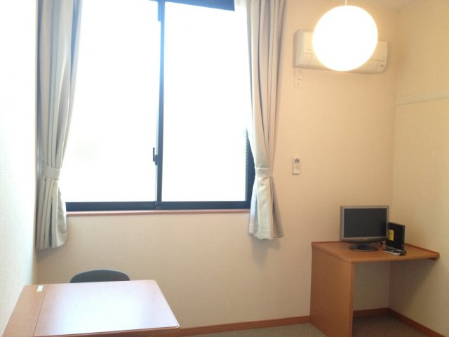 レオパレスノースブライトの居間・リビング|ナチュラルな木目と白を基調とした室内