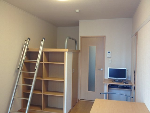 レオパレスクレールコートの居間・リビング|ベッド下に収納スペースあり