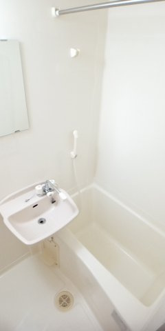 レオパレスアピラの浴室|きれいなお風呂です