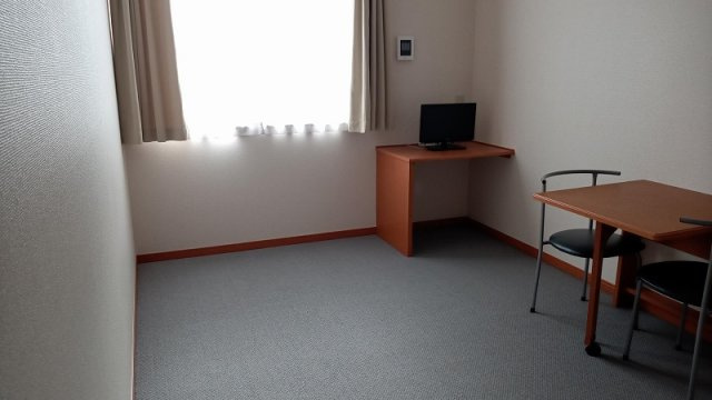 レオパレスＮＡＫＡＴＡ　Ｂの居間・リビング|備品は部屋毎に異なります。１Ｆのみフローリング。