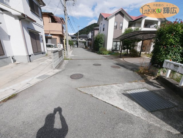 姫路市御国野町深志野　中古戸建の前面道路含む現地写真