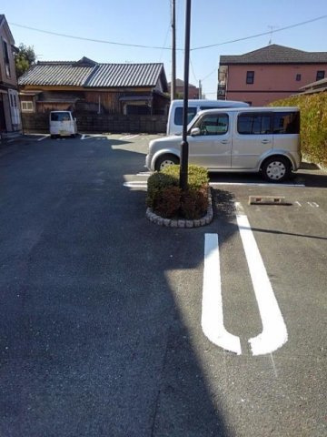 ラシーヌⅢ四番館の駐車場