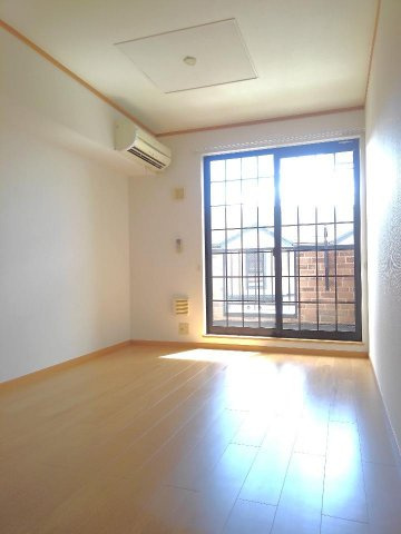 ラシーヌⅢ四番館の居間・リビング