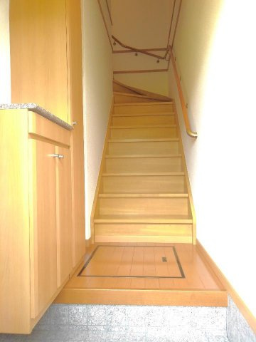 ラシーヌⅢ四番館の玄関