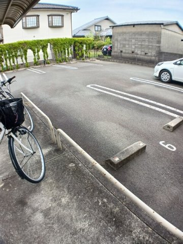 メゾン・ド・ボヌールの駐車場