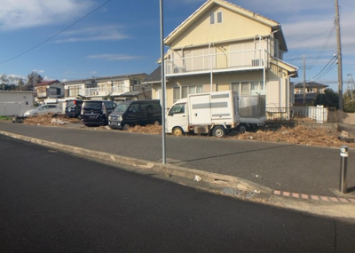 【外観】 | 厚木市中依知　土地 | 現地に行くなら、物件の周囲の地形がどうなっているかを見ることも大切です。周辺より低くなっている土地では、大雨などで水が集まりやすいため、地盤が弱くなっているということも考えられるため、注意が必要です。