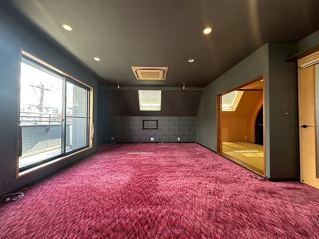 【洋室】 | 南区大楠1丁目戸建 | 3階の広い洋室。絨毯敷です。