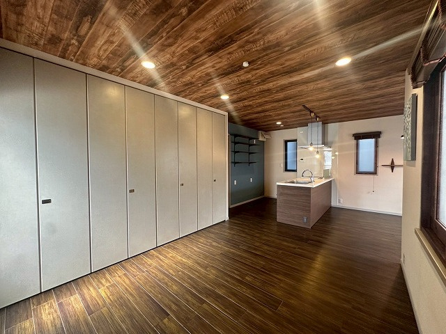 【居間・リビング】 | 南区大楠1丁目戸建 | 壁面に大容量の収納があります。