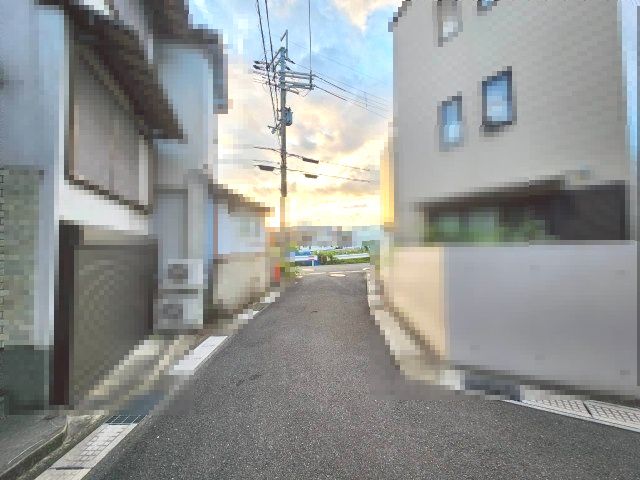 長岡京市神足北川原の前面道路含む現地写真|スーパー・コンビニ等、お買い物施設が充実しております。