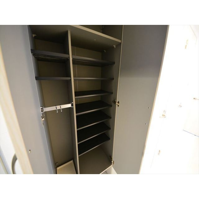 CREST TAPP 神戸湊町 NOIRの玄関