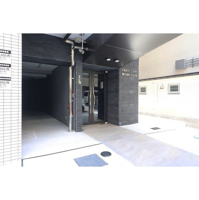 CREST TAPP 神戸湊町 NOIRのエントランス