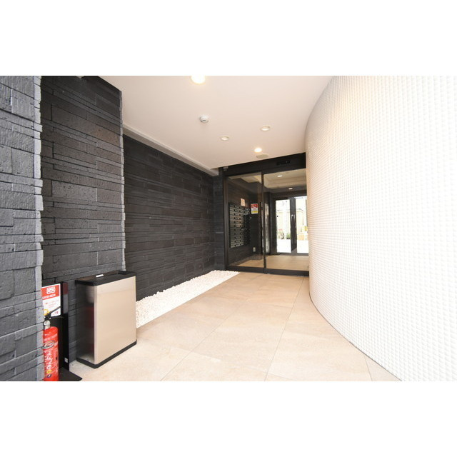 CREST TAPP 神戸湊町 NOIRの居間・リビング