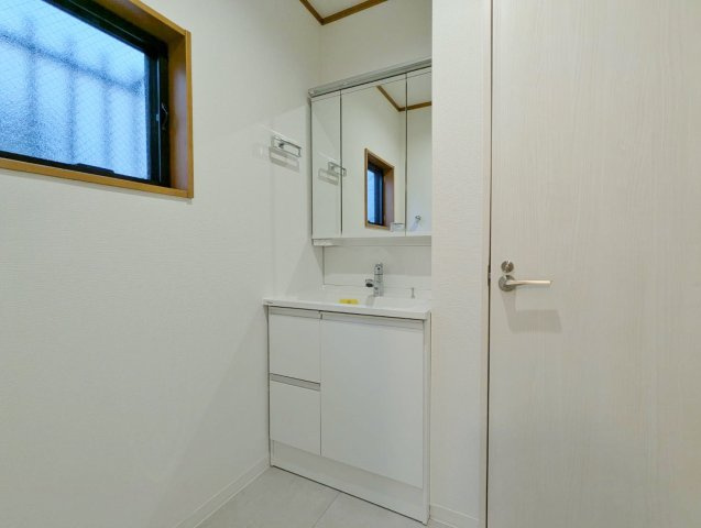 練馬区南大泉4丁目の独立洗面台|使いやすい三面鏡の洗面台