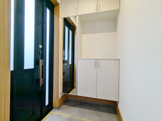 練馬区南大泉4丁目の玄関|家の顔でもある玄関はホールを設けゆとりある空間を演出します