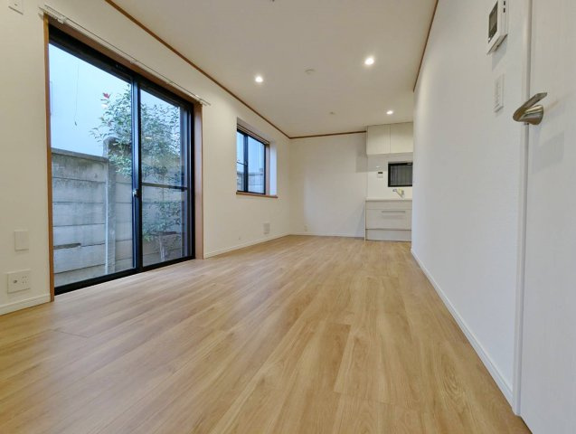 練馬区南大泉4丁目の居間・リビング|1階リビング+水回りを配した生活しやすい間取り
南側に設けた大きなサッシから陽射しが差し込む明るく快適なリビング