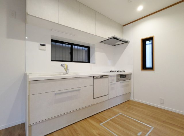 練馬区南大泉4丁目のキッチン|小窓を設けた明るく快適なキッチン