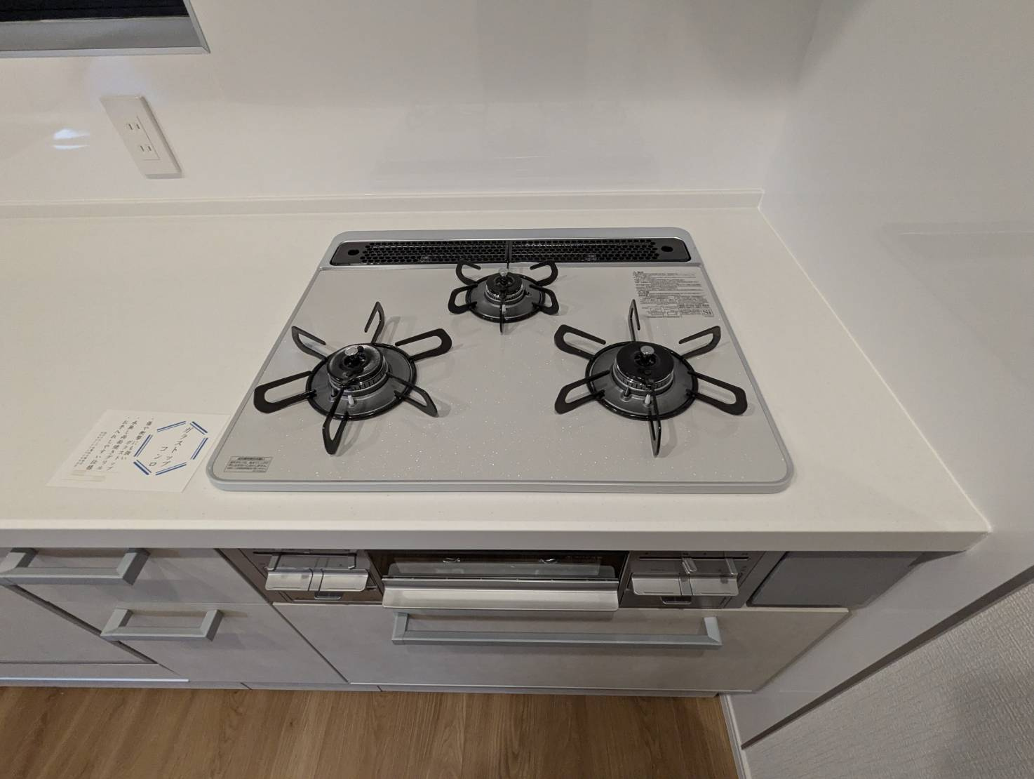 練馬区南大泉4丁目のキッチン|手軽にお手入れができるガラストップコンロ