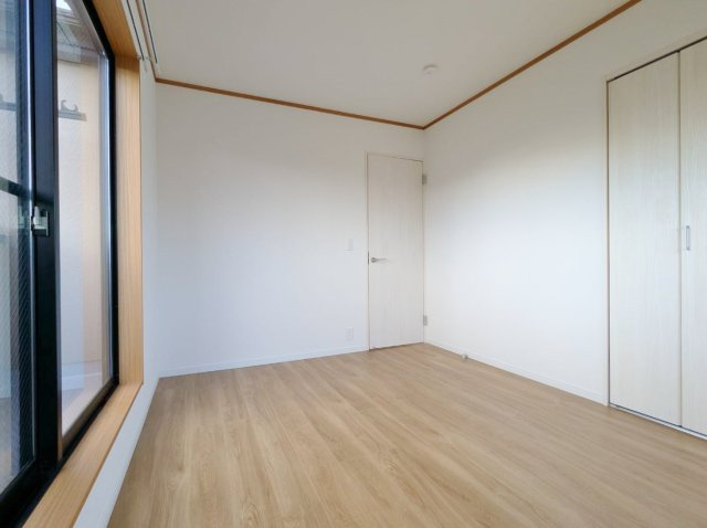 練馬区南大泉4丁目の洋室|2階6帖洋室は大きな掃き出し窓からバルコニーに動線がつながります