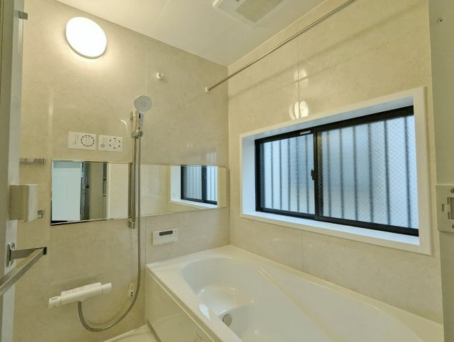 練馬区南大泉4丁目の浴室|一坪タイプの浴室は足を伸ばしてゆっくりバスタイムを楽しめます
