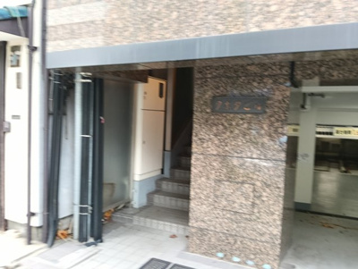 【エントランス】 | クボタビル | 清潔なエントランスです