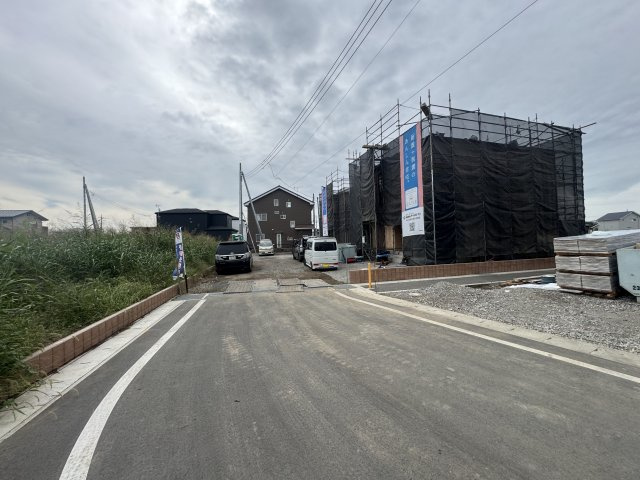 新築　太田市下田島町第5　クレイドルガーデン　6号棟の前面道路含む現地写真|現地写真　北側接道幅員約ｍ