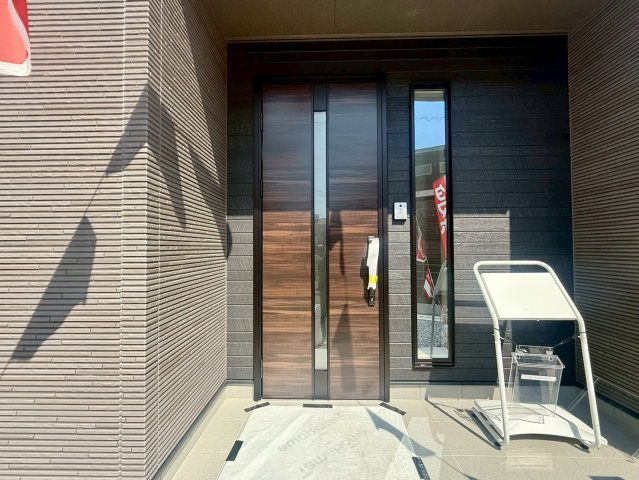 高知市秦南町 新築建売のエントランス