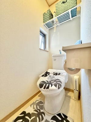 【トイレ】 | 葛飾区西水元5丁目中古住宅 | 【トイレ】温水洗浄便座機能付きトイレ。温水洗浄便座は清潔にお使いいただくための大切なアイテムです。