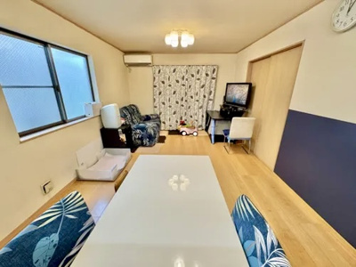 【ダイニング】 | 葛飾区西水元5丁目中古住宅 | 【ダイニング】忙しい朝でも、しっかり家族が揃って食事をして頂けるゆとりある大きさのダイニングスペース。奥様が作る手料理をカウンター越しに受けとって頂き、テーブルで囲む素敵な時間を存分に愉しんで下さい。